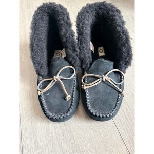 UGG Australia Black Suede Sheepskin Lined Moccasin Slippers Bow Detail Women 6